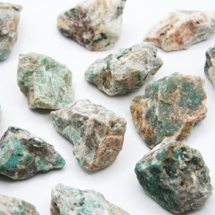 Bryłki amazonitu w surowej formie – unikalna struktura minerału