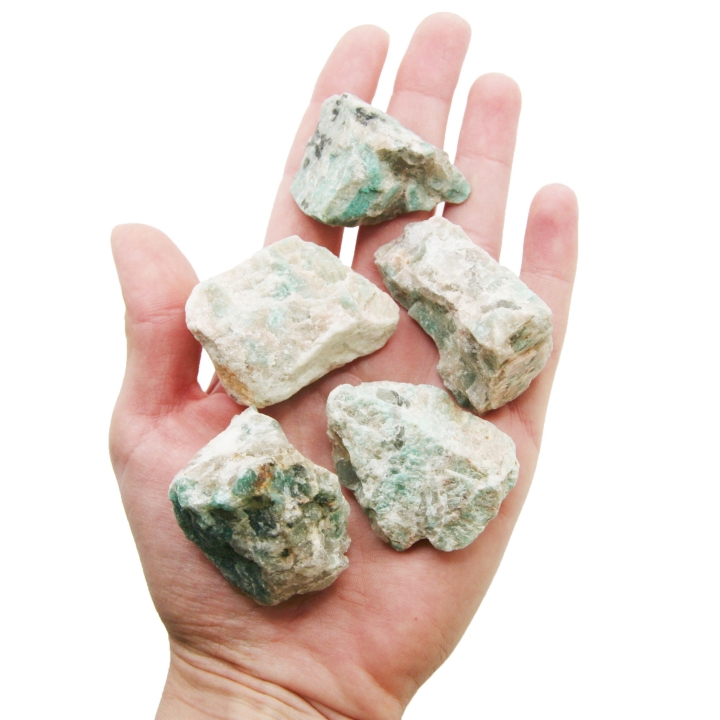 Surowy amazonit – naturalne bryłki o nieregularnym kształcie