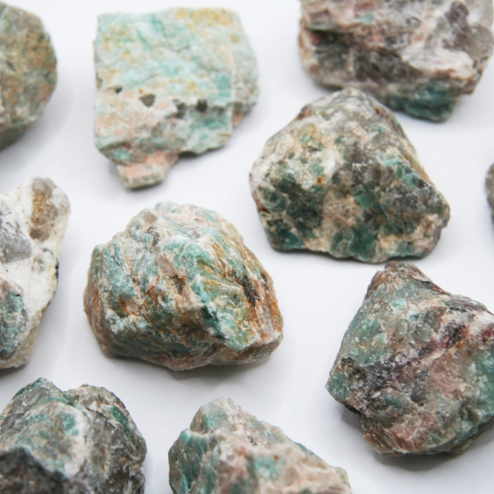 Amazonit – surowe bryłki z naturalnymi inkluzjami i strukturą