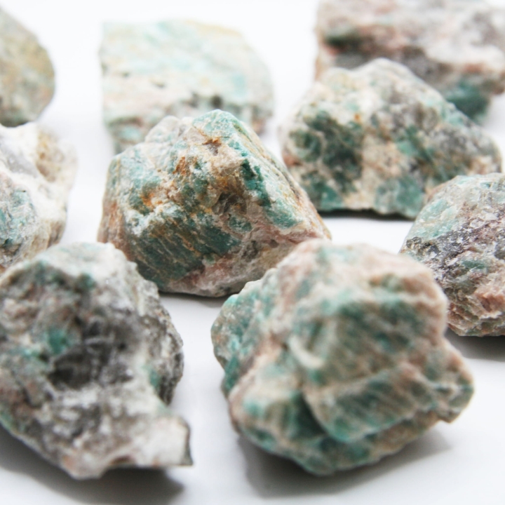 Naturalny surowy amazonit – bryłki o nieregularnej powierzchni