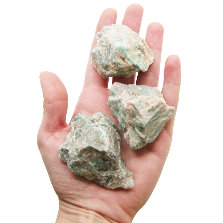 Surowe bryłki amazonitu – kamień w naturalnej, nieoszlifowanej formie