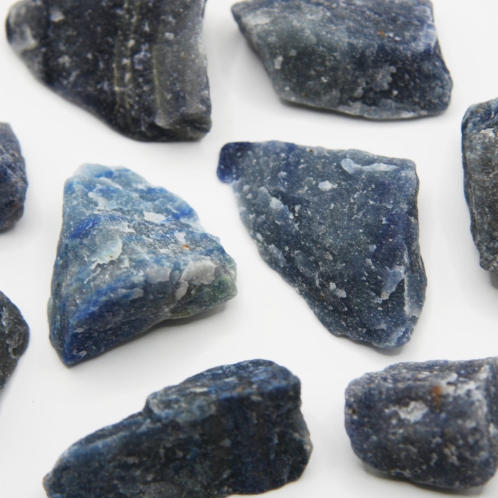 Bryłki sodalitu w surowej formie – minerał o unikalnym wzorze