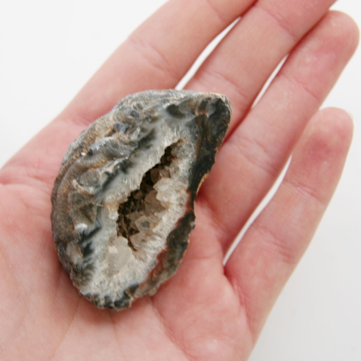 Geoda agatowa – naturalny przekrój ukazujący strukturę minerału