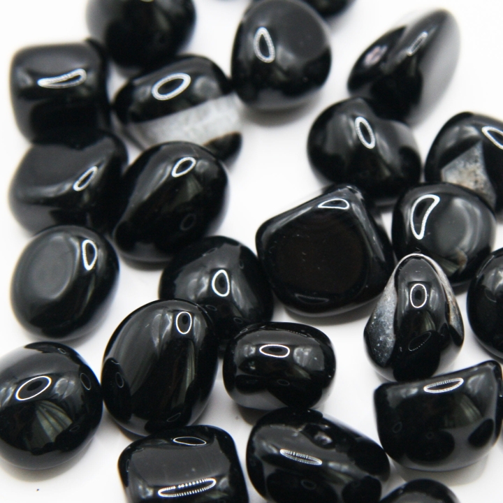 Autentyczny czarny onyks w polerowanej formie