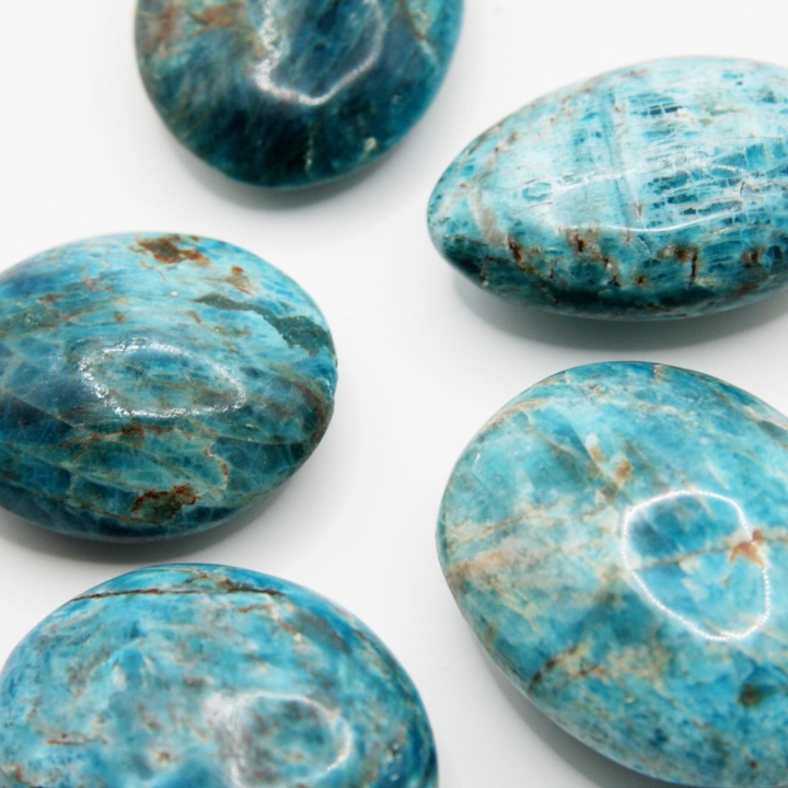 Polerowany otoczak apatytu – minerał o intensywnej barwie