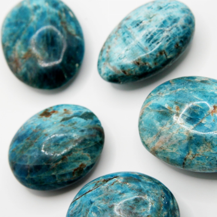 Apatyt – wypolerowany kamień w formie otoczaka