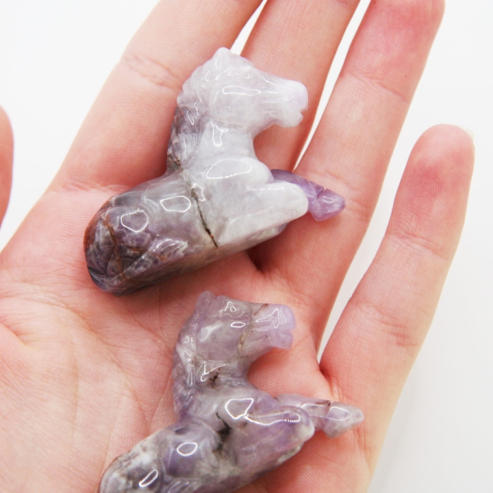 Ametystowa figurka konia – ręcznie wyrzeźbiona z naturalnego kamienia