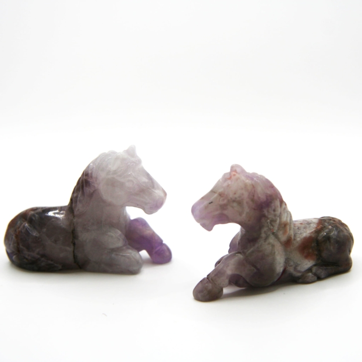 Polerowany ametyst – figurka konia o intensywnym fioletowym kolorze