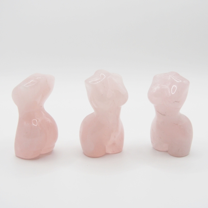 Figurka kobiety z kwarcu różowego – delikatna rzeźba o gładkiej powierzchni