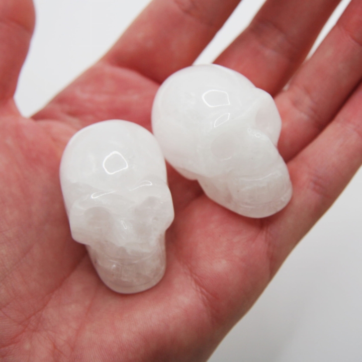 Rzeźbiona czaszka z kryształu górskiego – wyjątkowa figurka z naturalnego kamienia