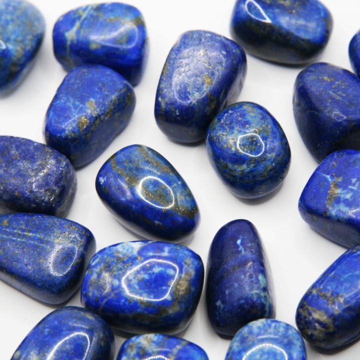 Lapis lazuli otoczak – naturalny, gładki kamień o intensywnej barwie