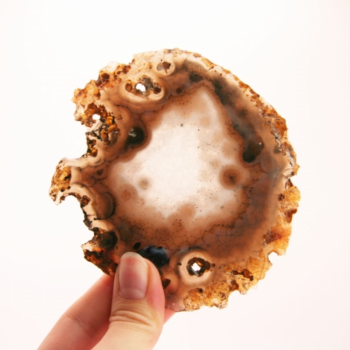 Oszlifowany agat – dekoracyjny plaster w kolorze szarym