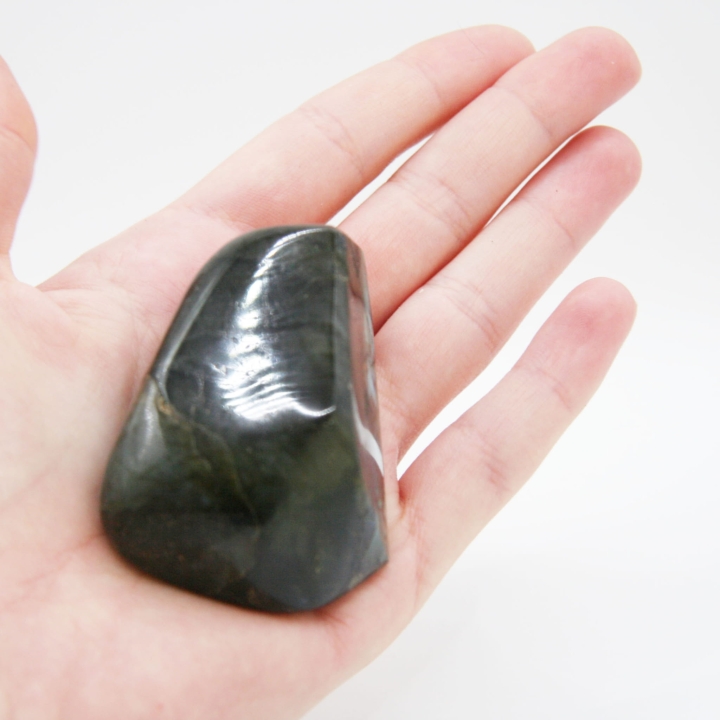 Labradoryt ozdobna forma – polerowany minerał o wielobarwnym połysku