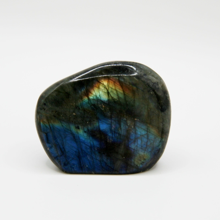 Stojąca forma z labradorytu – wyjątkowy kamień o głębokiej barwie