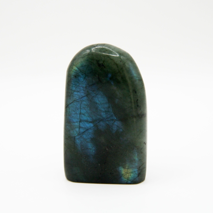 Stojąca forma ozdobna z labradorytu – minerał o wyjątkowym efekcie świetlnym