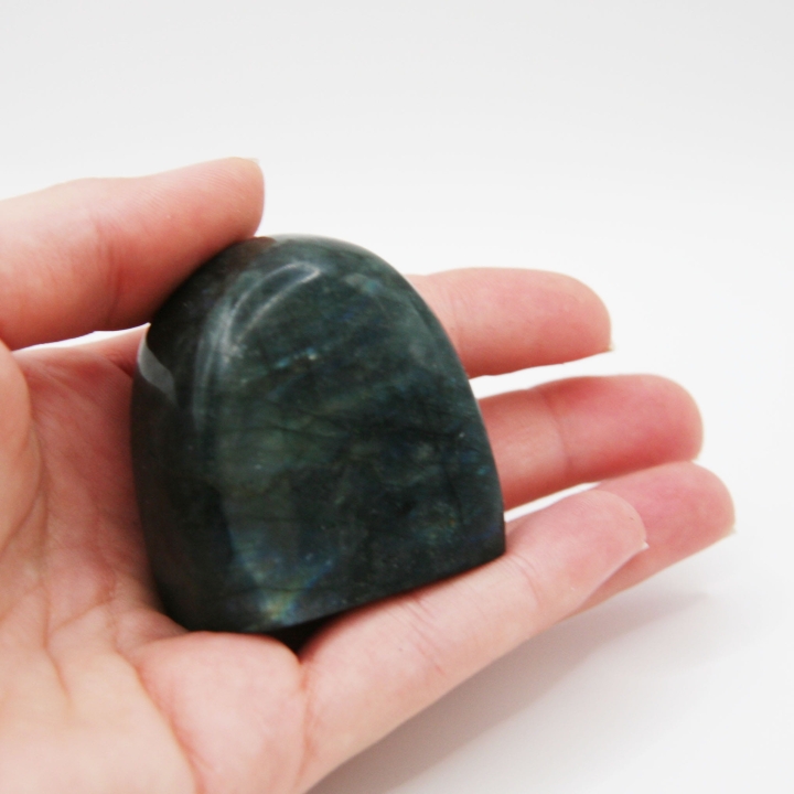 Stojąca forma z labradorytu – wyjątkowy kamień o głębokiej barwie