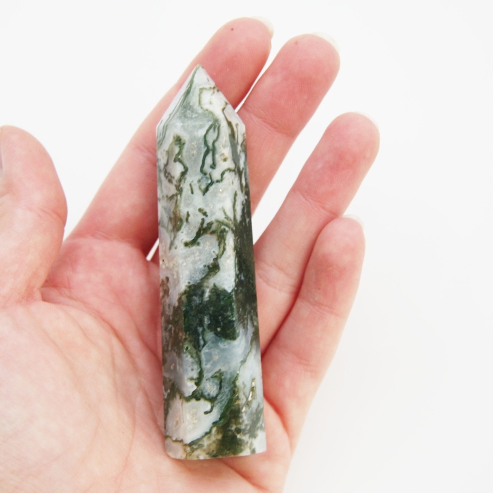 Polerowany agat mszysty – dekoracyjny obelisk z zielonymi inkluzjami