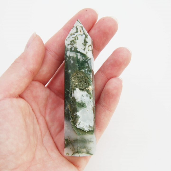 Naturalny obelisk z agatu mszystego – kamień o charakterystycznej strukturze