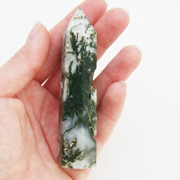 Polerowany agat mszysty – dekoracyjny obelisk z zielonymi inkluzjami