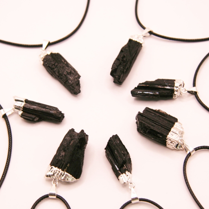 Surowy turmalin na rzemyku – elegancki naszyjnik z nieoszlifowanym minerałem