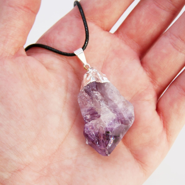 Surowy ametyst na rzemyku – naszyjnik z kamieniem w naturalnej postaci