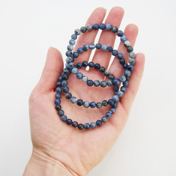 Bransoletka z sodalitem – koraliki na gumce, kamień uspokajający i wspierający jasność myśli