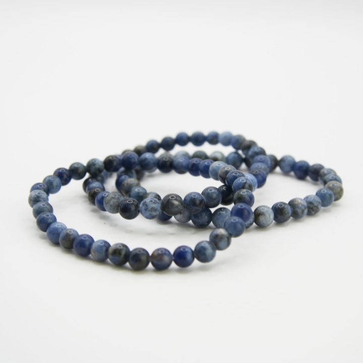 Bransoletka szczęścia z sodalitu – naturalne koraliki na gumce, kamień sprzyjający harmonii i zrozumieniu