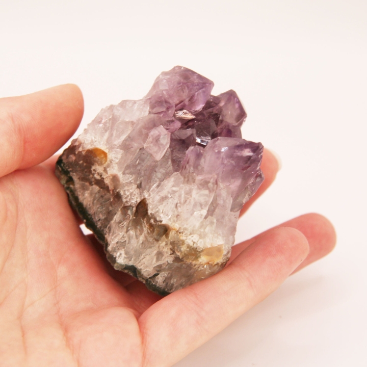 Fioletowy klaster kryształów ametystu - szczotka mineralna.