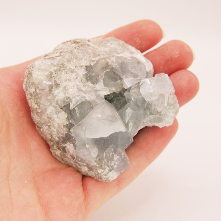 Delikatna formacja kryształów celestynu - szczotka mineralna.