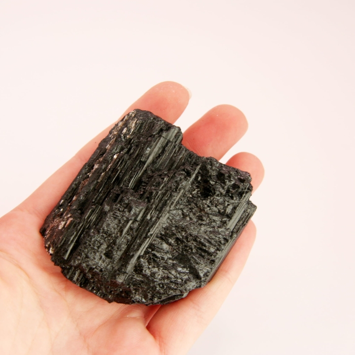Bryłka surowego szerlu - autentyczny czarny minerał.