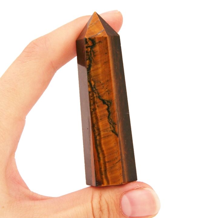 Obelisk z tygrysiego oka - polerowany kamień z efektem migotliwości.