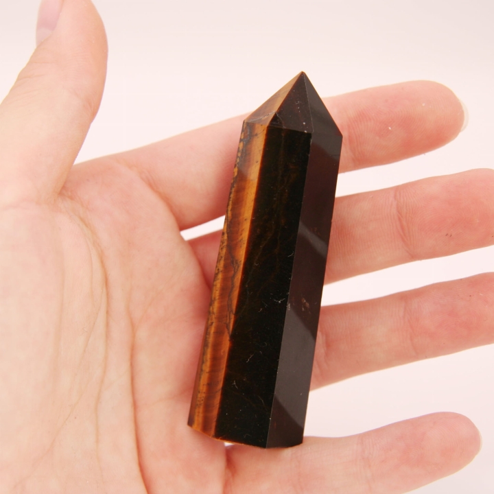 Tygrysie oko w formie obelisku - widoczny efekt kociego oka (chatoyancy).