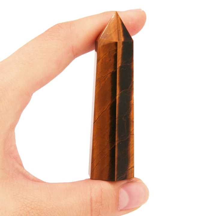 Obelisk z tygrysiego oka ukazujący charakterystyczną grę światła.