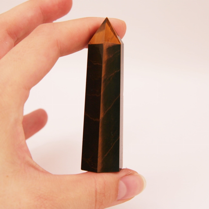 Złocisto-brązowy obelisk z tygrysiego oka z jedwabistym połyskiem.