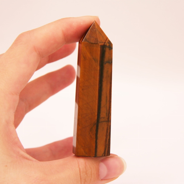 Obelisk z tygrysiego oka - kamień ozdobny o ciepłych, brązowych tonach.