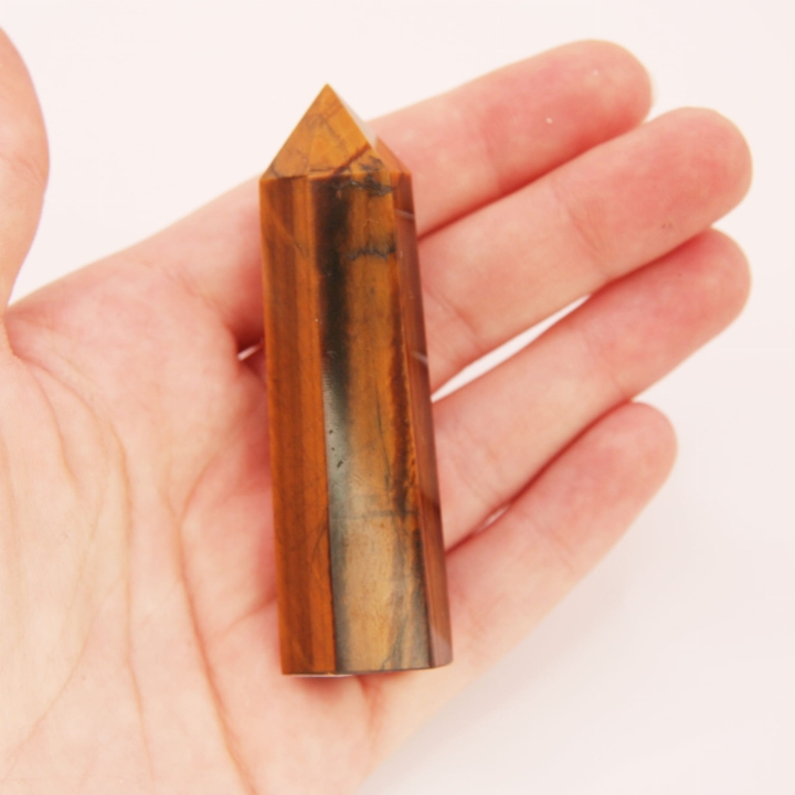 Gładki, polerowany obelisk z tygrysiego oka - kamień kolekcjonerski.