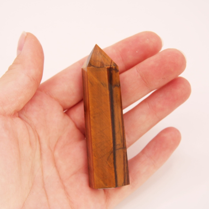 Obelisk z tygrysiego oka - polerowany kamień z efektem migotliwości.