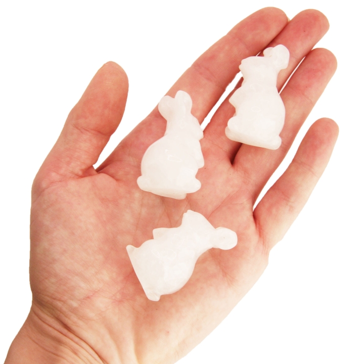 Figurka królika wykonana z naturalnego kryształu górskiego.