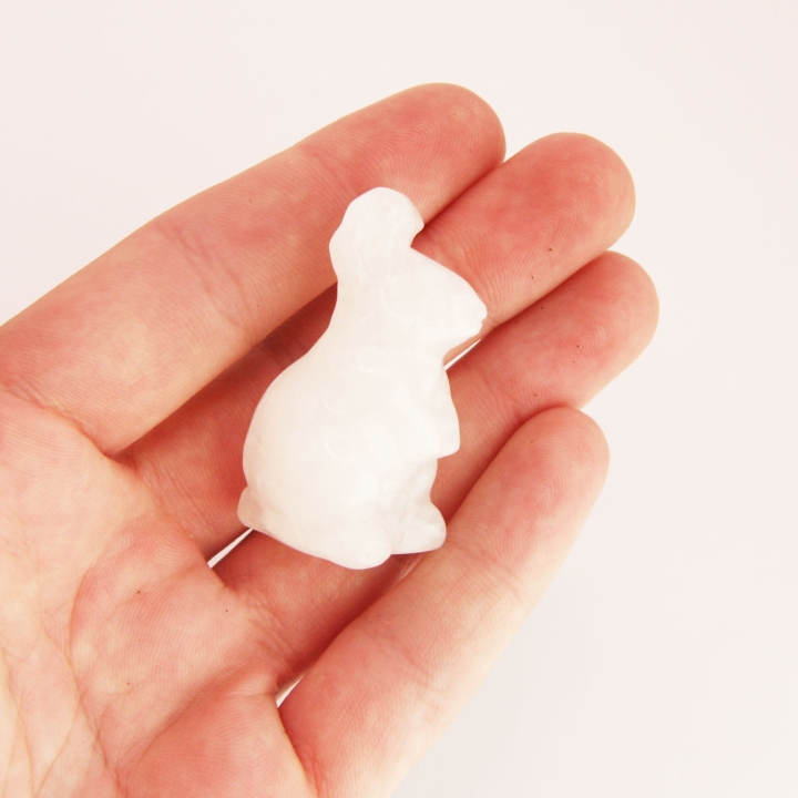 Rzeźbiony królik z kryształu górskiego - ozdobna figurka z kamienia.