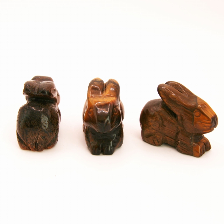 Zając z tygrysiego oka z widocznym efektem migotliwości (chatoyancy).