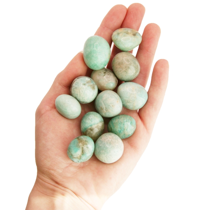Polerowany otoczak z naturalnego amazonitu o zielono-niebieskiej barwie.