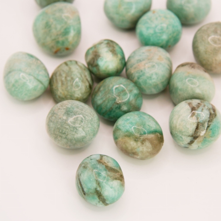 Amazonit - gładki, zaokrąglony kamień typu otoczak.