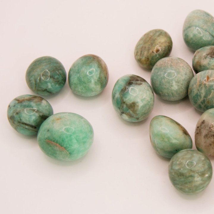 Polerowany amazonit w formie wygodnego do trzymania otoczaka.