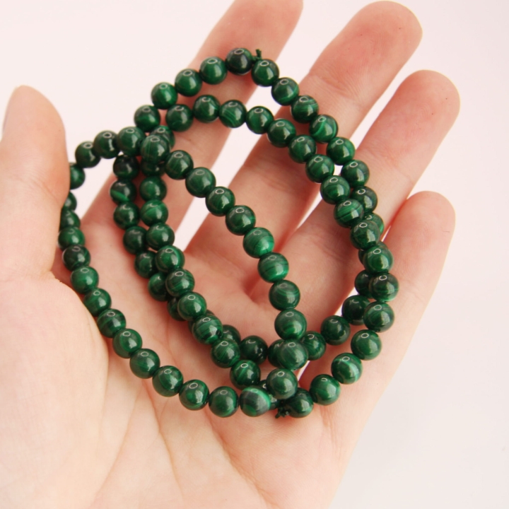 Bransoletka z naturalnego, pasmowanego malachitu na elastycznej gumce.