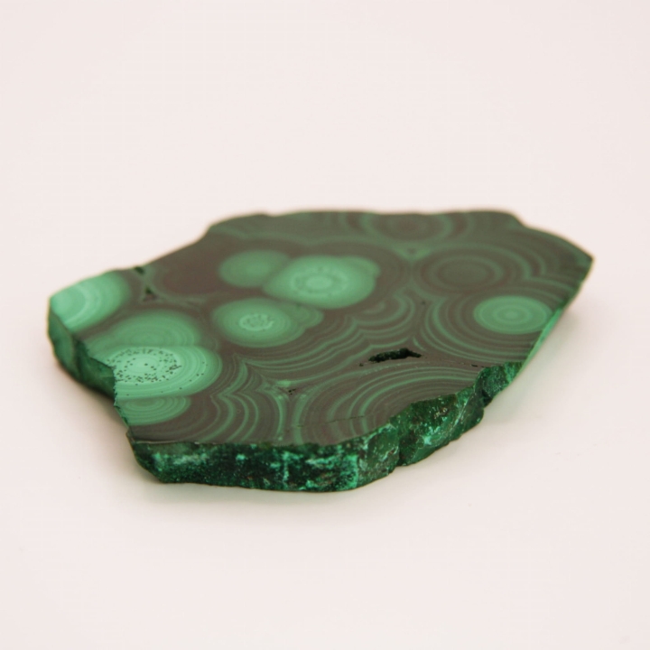 Plaster naturalnego malachitu, dwustronnie polerowany na wysoki połysk.