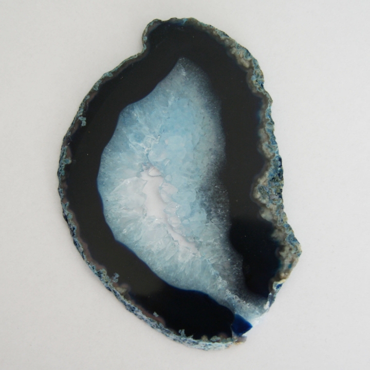 Agatowy plaster niebieski z delikatnym pasmowaniem, polerowany obustronnie.