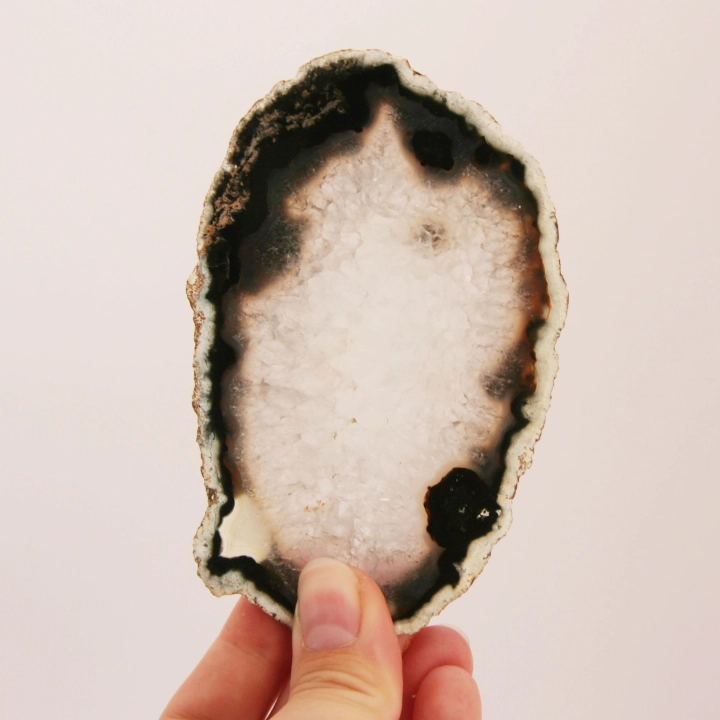 Dwustronnie polerowany plaster z czarnego, litego agatu.