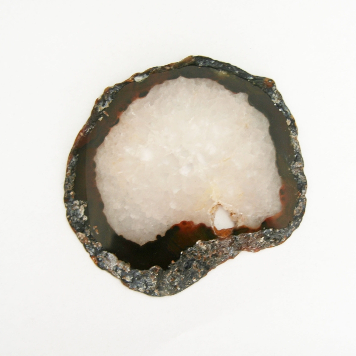 Agatowy plaster brązowy z wyraźnym pasmowaniem, polerowany obustronnie.