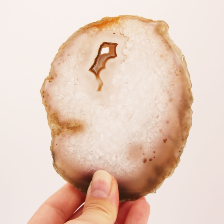 Dwustronnie polerowany plaster z agatu w neutralnych odcieniach szarości.