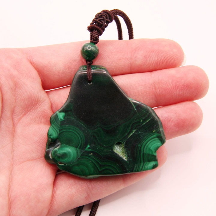 Zielony malachit z czarnymi liniami - polerowana nieregularna płytka jako wisiorek.